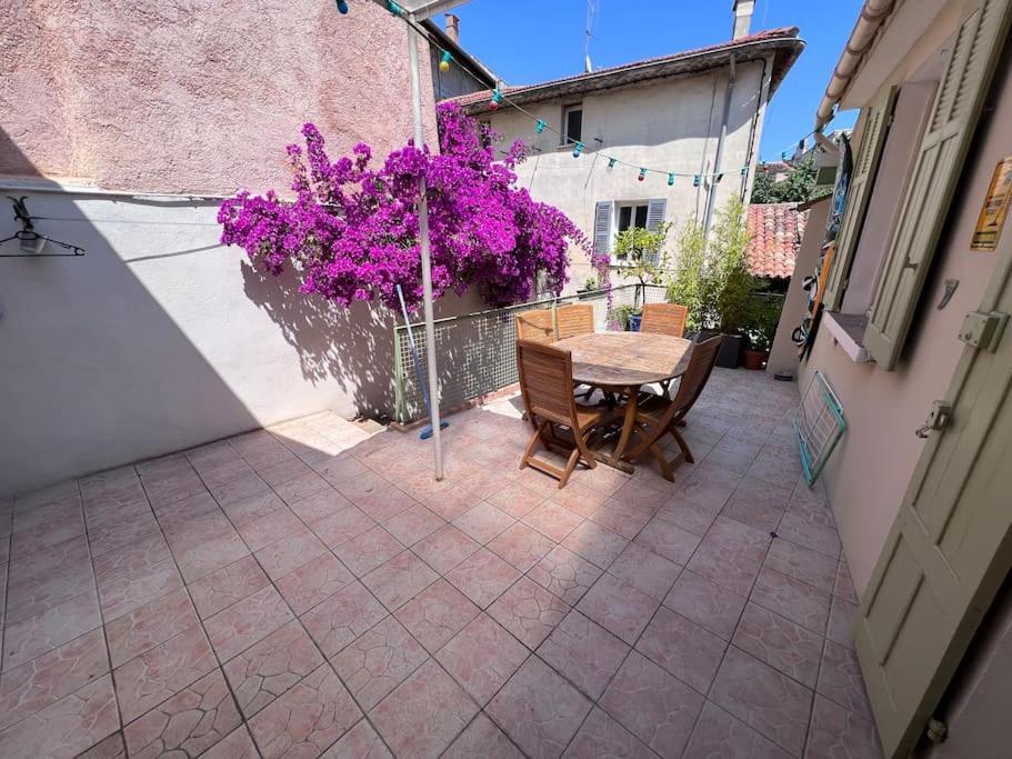 Maison Dans Les Rues Pietonnes Du Vieux Hyeres Luaran gambar