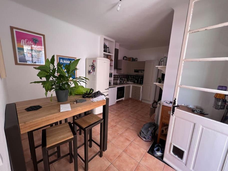 Maison Dans Les Rues Pietonnes Du Vieux Hyeres Luaran gambar